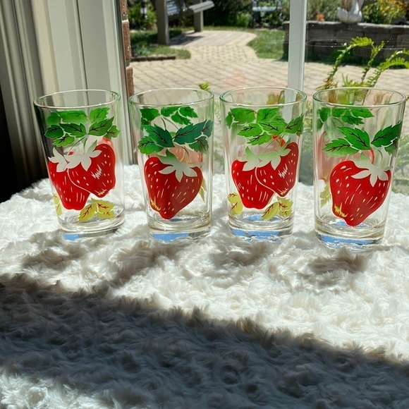 Other - VINTAGE~SET of 4~STRAWBERRY GLASSES~LARGE RED STRAWBERRIES W/GREEN LEAVES~G13
